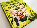 Okładka książki "Operacja Czarny Las" – idealna dla 7-latka do samodzielnego czytania. Chłopiec spada, a wokół latają ptaki i liście.