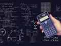 Jak nauczyć się matematyki? Rozwiązuj zadania, rysuj wykresy, używaj kalkulatora. Wzory, figury geometryczne i rachunki na tablicy.