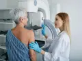 Lekarka przygotowuje pacjentkę do mammografii. Czy mammografia boli? To badanie jest kluczowe dla wczesnego wykrywania raka piersi.