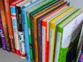Kolorowe okładki książek dla 6-latka chłopca, w tym "Paddington się krząta" i "Detektyw Pingwin".