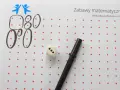 Zabawy matematyczne dla 6 latka: rysowanie cyfr i figur z kropek, kostka do gry i flamaster.