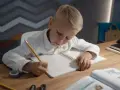 Chłopiec pisze w zeszycie, ćwicząc jak wytłumaczyć dziecku dodawanie i odejmowanie do 20.