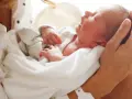 Nowe życie w ramionach mamy. Po porodzie czas na regenerację, a szwy rozpuszczalne po porodzie pomagają w tym procesie.