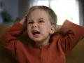 Mały chłopiec z wykrzywioną miną, trzymający się za głowę. Widać, że 10 latek nie radzi sobie z emocjami.