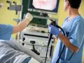 Lekarz wykonuje kolonoskopię, badanie kluczowe dla diagnostyki. Czy kolonoskopia jest bezpieczna? Tak, przy odpowiednim przygotowaniu i wykonaniu.