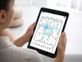 Grając w Sudoku na tablecie, uczysz się, jak zrozumieć matematykę. Rozwiązanie zagadki wymaga logiki i spostrzegawczości.