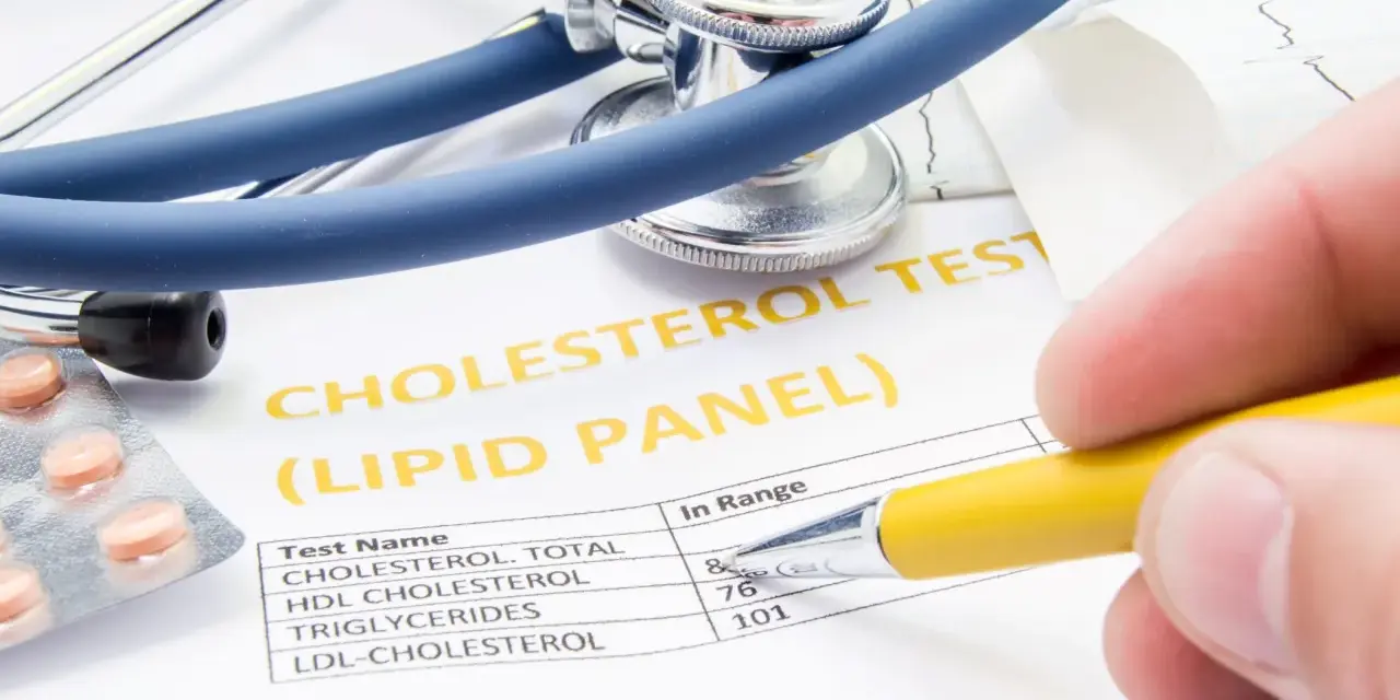 Wynik badania cholesterolu, stetoskop i tabletki. Dowiedz się, jak zbadać cholesterol.