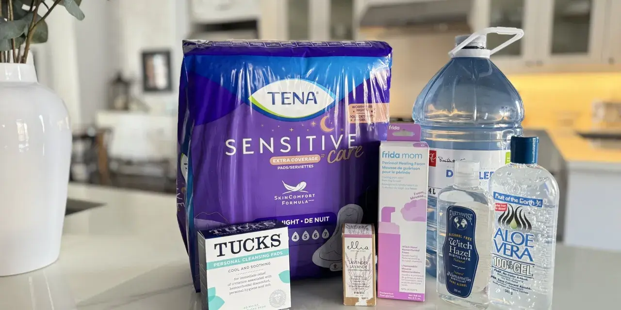 Zestaw produktów poporodowych: podpaski Tena, chusteczki Tucks, pianka do gojenia krocza Frida Mom, woda oczarowa i żel aloesowy.