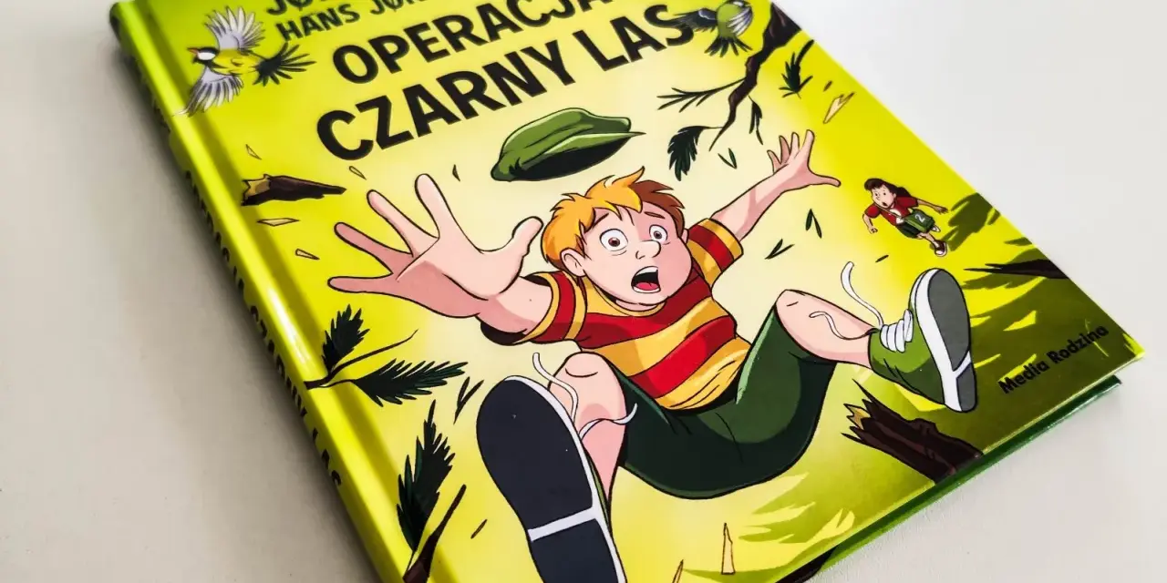 Okładka książki "Operacja Czarny Las" – idealna dla 7-latka do samodzielnego czytania. Chłopiec spada, a wokół latają ptaki i liście.