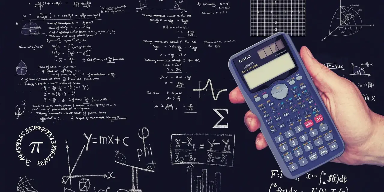 Jak nauczyć się matematyki? Rozwiązuj zadania, rysuj wykresy, używaj kalkulatora. Wzory, figury geometryczne i rachunki na tablicy.
