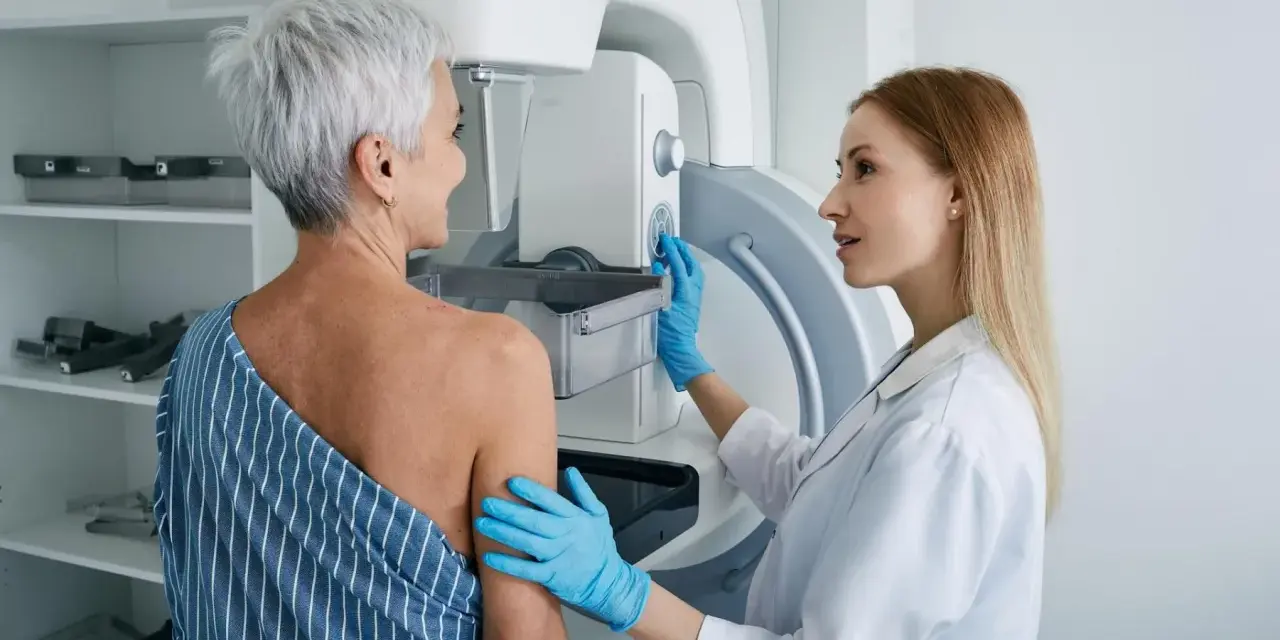 Lekarka przygotowuje pacjentkę do mammografii. Czy mammografia boli? To badanie jest kluczowe dla wczesnego wykrywania raka piersi.