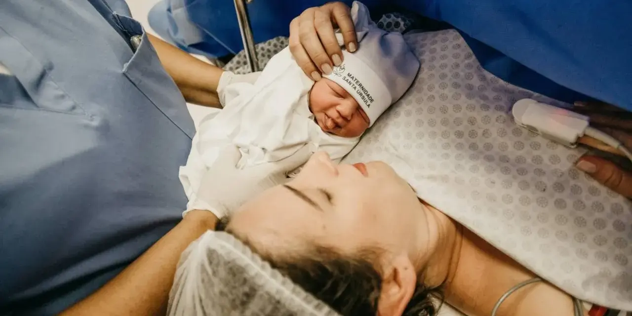 Nowy człowiek na świecie! Po tym, ile trwa porod, matka i dziecko są razem.