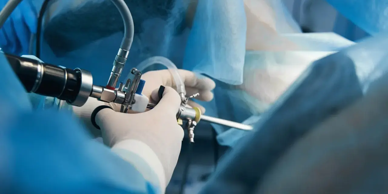 Lekarz wykonuje histeroskopię, badanie jamy macicy. To nowoczesna metoda diagnostyki i leczenia.