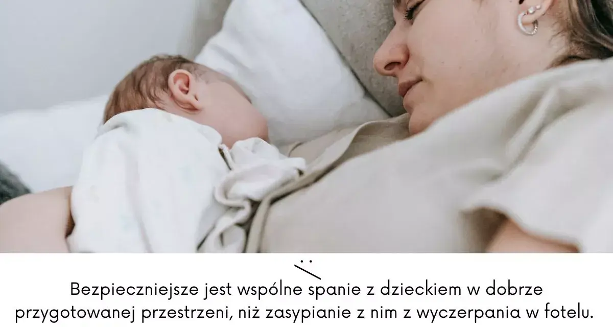 Matka i dziecko śpią razem. Psychologia spania z dzieckiem podkreśla bezpieczeństwo wspólnego snu w przygotowanej przestrzeni.