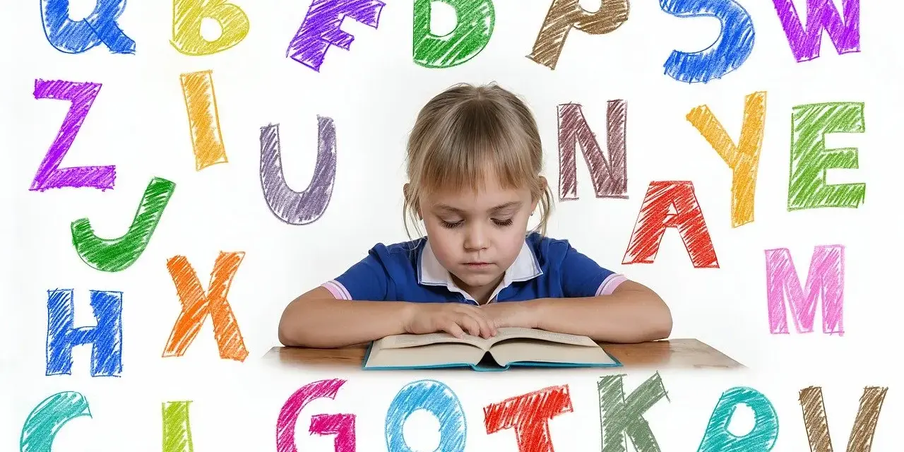 Dziewczynka z orzeczeniem o dysleksji skupiona na książce, otoczona kolorowymi literami alfabetu.