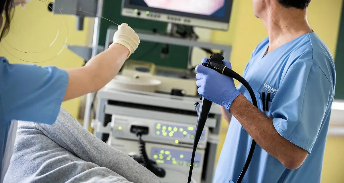Lekarz wykonuje kolonoskopię, badanie kluczowe dla diagnostyki. Czy kolonoskopia jest bezpieczna? Tak, przy odpowiednim przygotowaniu i wykonaniu.