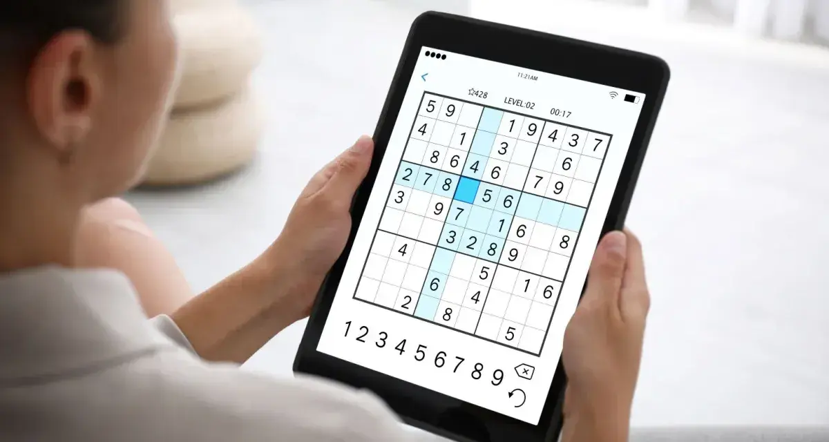 Grając w Sudoku na tablecie, uczysz się, jak zrozumieć matematykę. Rozwiązanie zagadki wymaga logiki i spostrzegawczości.