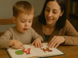 Mama uczy malucha liter i obrazków. Radość z nauki czytania dla dzieci.