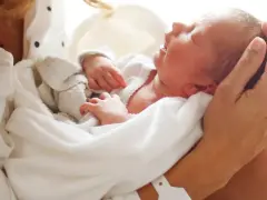 Nowe życie w ramionach mamy. Po porodzie czas na regenerację, a szwy rozpuszczalne po porodzie pomagają w tym procesie.