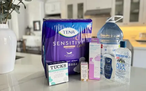 Zestaw produktów poporodowych: podpaski Tena, chusteczki Tucks, pianka do gojenia krocza Frida Mom, woda oczarowa i żel aloesowy.