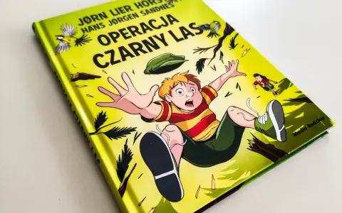 Okładka książki "Operacja Czarny Las" – idealna dla 7-latka do samodzielnego czytania. Chłopiec spada, a wokół latają ptaki i liście.