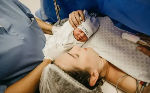 Nowy człowiek na świecie! Po tym, ile trwa porod, matka i dziecko są razem.