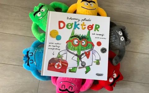 Kolorowy potwór Doktor od emocji, otoczony pluszowymi potworami, czeka na przedszkole.