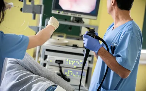Lekarz wykonuje kolonoskopię, badanie kluczowe dla diagnostyki. Czy kolonoskopia jest bezpieczna? Tak, przy odpowiednim przygotowaniu i wykonaniu.