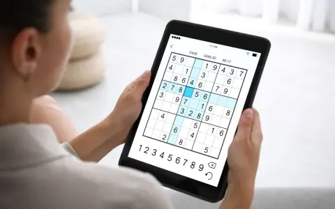 Grając w Sudoku na tablecie, uczysz się, jak zrozumieć matematykę. Rozwiązanie zagadki wymaga logiki i spostrzegawczości.