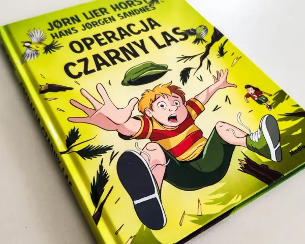 Okładka książki "Operacja Czarny Las" – idealna dla 7-latka do samodzielnego czytania. Chłopiec spada, a wokół latają ptaki i liście.