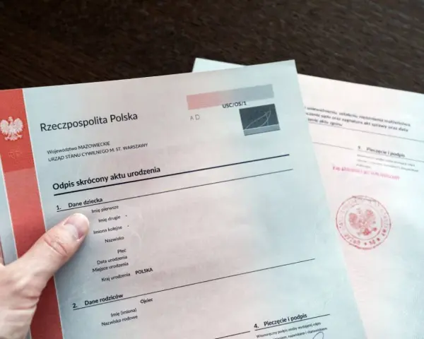 Odpis aktu urodzenia, niezbędny do wyrobienia PESEL dla noworodka. Dokument zawiera dane dziecka i rodziców.
