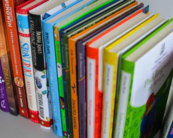 Kolorowe okładki książek dla 6-latka chłopca, w tym "Paddington się krząta" i "Detektyw Pingwin".
