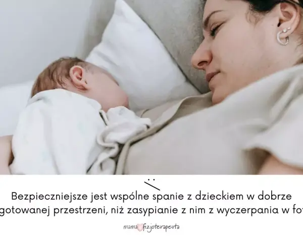 Matka i dziecko śpią razem. Psychologia spania z dzieckiem podkreśla bezpieczeństwo wspólnego snu w przygotowanej przestrzeni.