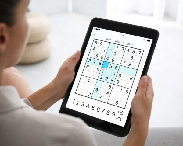 Grając w Sudoku na tablecie, uczysz się, jak zrozumieć matematykę. Rozwiązanie zagadki wymaga logiki i spostrzegawczości.