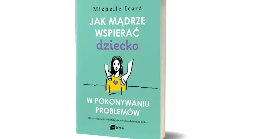 Książka "Jak mądrze wspierać dziecko" Michelle Icard. Ilustracja przedstawia wspierające dłonie rodzica na ramionach dziecka, symbolizując pomoc w rozwijaniu cech charakteru dziecka, przykłady.