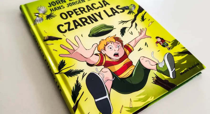 Okładka książki "Operacja Czarny Las" – idealna dla 7-latka do samodzielnego czytania. Chłopiec spada, a wokół latają ptaki i liście.