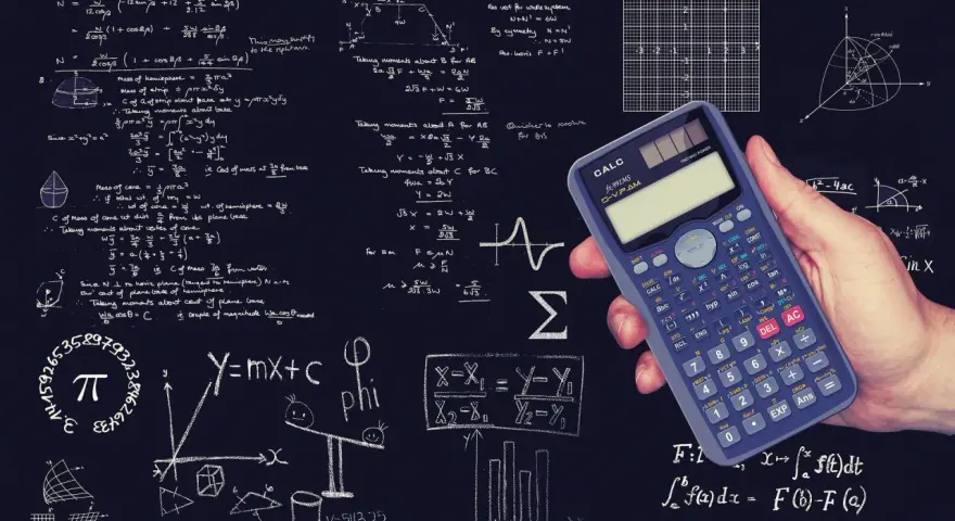 Jak nauczyć się matematyki? Rozwiązuj zadania, rysuj wykresy, używaj kalkulatora. Wzory, figury geometryczne i rachunki na tablicy.