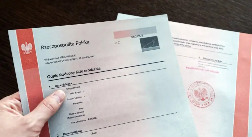 Odpis aktu urodzenia, niezbędny do wyrobienia PESEL dla noworodka. Dokument zawiera dane dziecka i rodziców.
