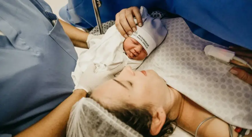 Nowy człowiek na świecie! Po tym, ile trwa porod, matka i dziecko są razem.