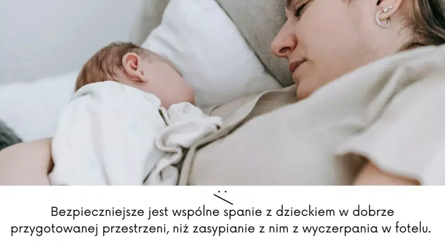 Matka i dziecko śpią razem. Psychologia spania z dzieckiem podkreśla bezpieczeństwo wspólnego snu w przygotowanej przestrzeni.