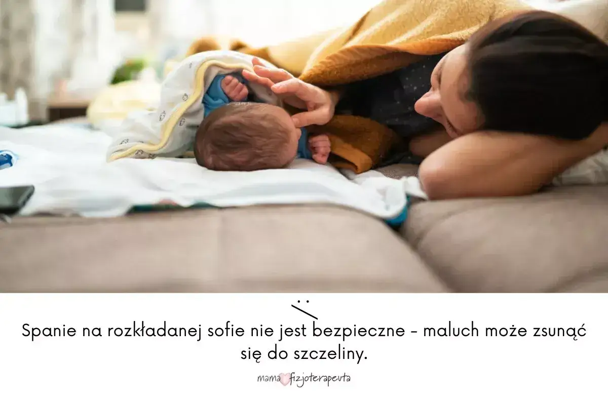 Matka czule dotyka śpiącego niemowlaka pod kocem. Spanie z dzieckiem psychologia - ostrożność na sofie.