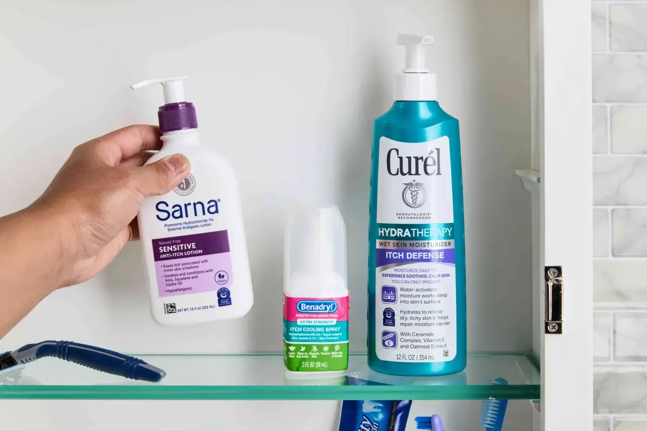 Ręka trzyma Sarna Sensitive Anti-Itch Lotion, obok Benadryl Itch Cooling Spray i Curél Hydratherapy. Produkty te to skuteczny lek na swędzenie skóry.
