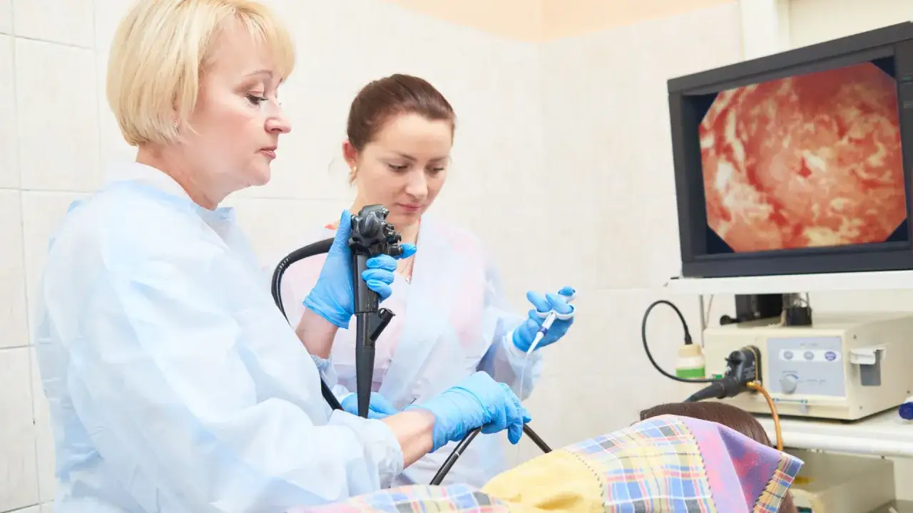 Lekarze wykonują gastroskopię. Obraz na monitorze pokazuje wnętrze żołądka. Czy gastroskopia boli? Zależy od pacjenta i znieczulenia.